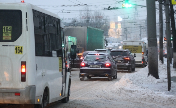 Водитель заблокировал движение на бульваре Новаторов
