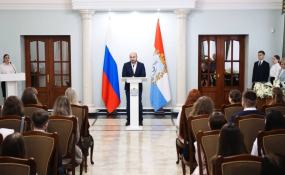 Глава региона вручил медали «За особые успехи в учении»