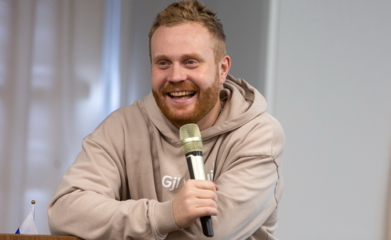 Стендап-комик Евгений Чебатков призвал выбрать Томск в голосовании за Молодежную столицу России Стендап-комик Евгений Чебатков призвал выбрать Томск в голосовании за Молодежную столицу России