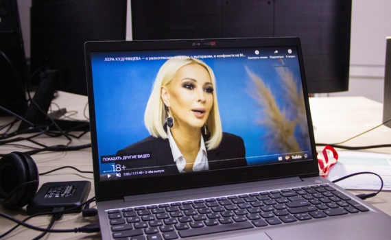 Дорогая авария: известную телеведущую заставили заплатить соседям за ремонт после потопа Дорогая авария: известную телеведущую заставили заплатить соседям за ремонт после потопа