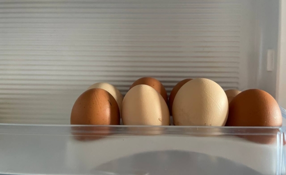 Как варить яйца и охлаждать — чтобы скорлупа отлетала сама: один ингредиент в воду решает всё Как варить яйца и охлаждать — чтобы скорлупа отлетала сама: один ингредиент в воду решает всё