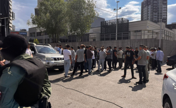 Отправьте их обратно: британцы вышли на улицы с протестами против мигрантов Отправьте их обратно: британцы вышли на улицы с протестами против мигрантов